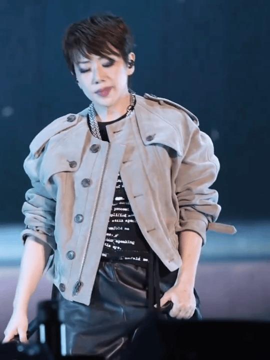 哇哦！林忆莲就是cpop界的女一传奇啊！她唱歌的时候，高音像激昂的战歌，鼓舞人心