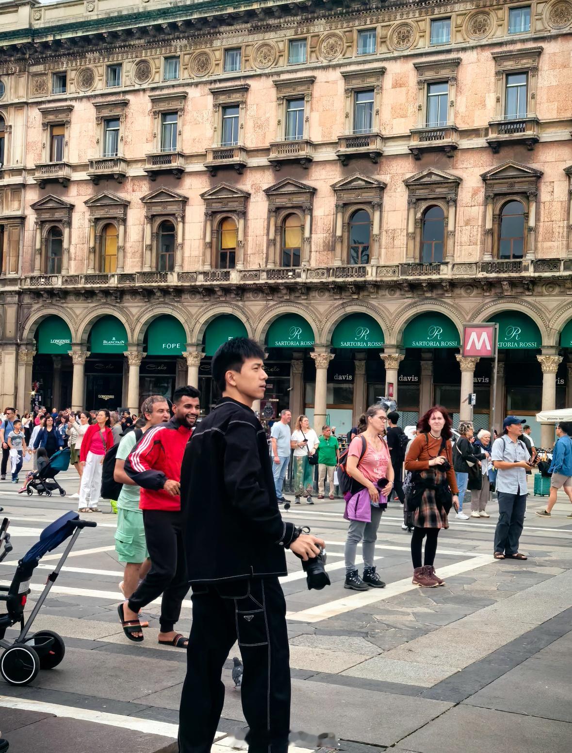 求偶遇教程🤲🏻米兰大教堂偶遇李现米兰街头偶遇李现拍摄 ​​​