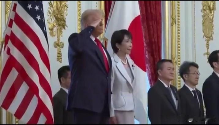 当美国国歌在日本吹响，特朗普立刻致敬！