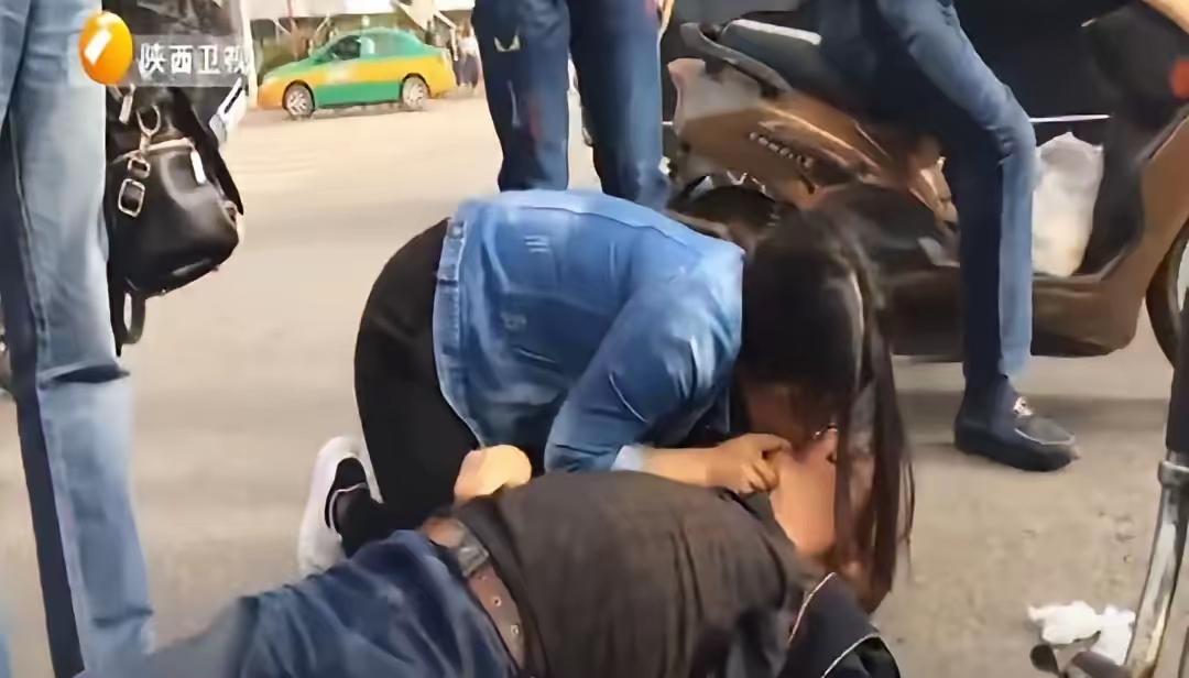 西安一女孩跪地抢救晕倒老人，老人不幸离世，谁料4天后，女孩发现对方家属全城拉横幅