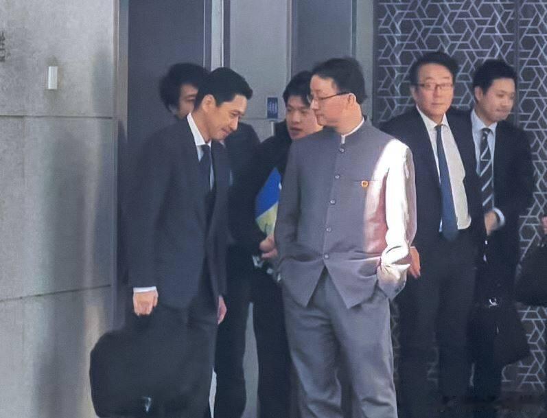 【金井正彰低头听刘劲松插口袋训话？现场记者曝真相：根本没低头】 为缓解日本首相高