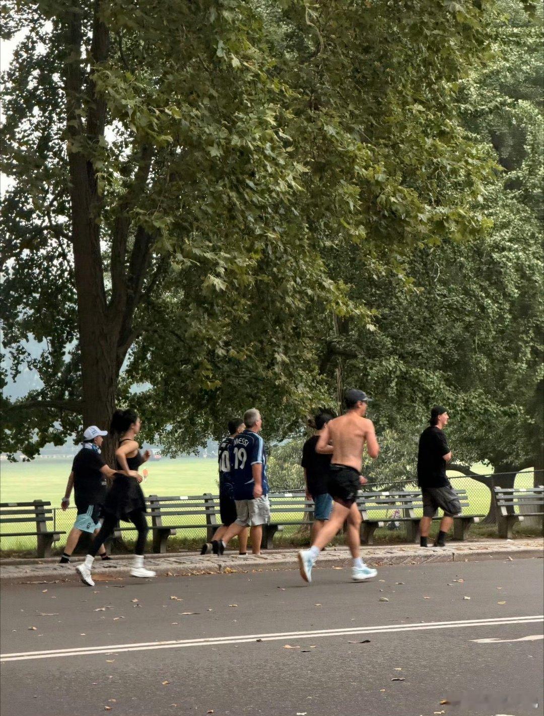 网友在纽约偶遇视后杨紫跑步 