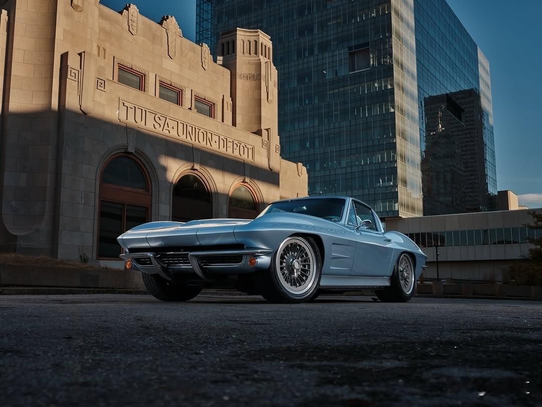 1963年，Corvette迎来了划时代的C2 Sting Ray，分体后窗的设