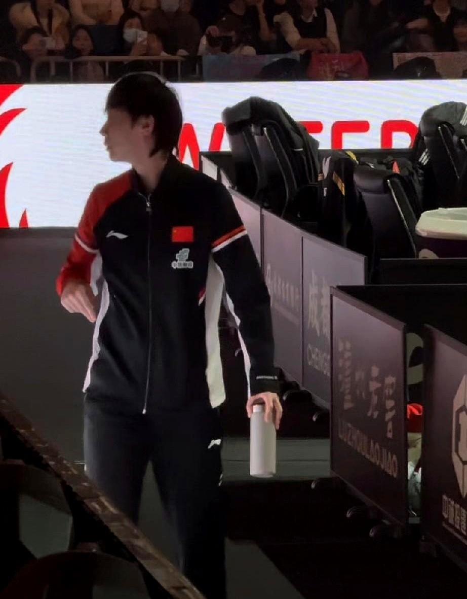 王曼昱今日依旧不上班

成都混合团体世界杯期间她未参赛上阵，常带着徐奕出行，吃饭