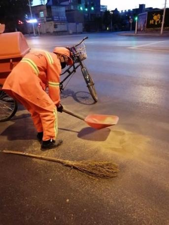 湖北随州，67岁环卫工人在工作时间被车撞倒，后经抢救无效死亡，人社部门认定环卫工