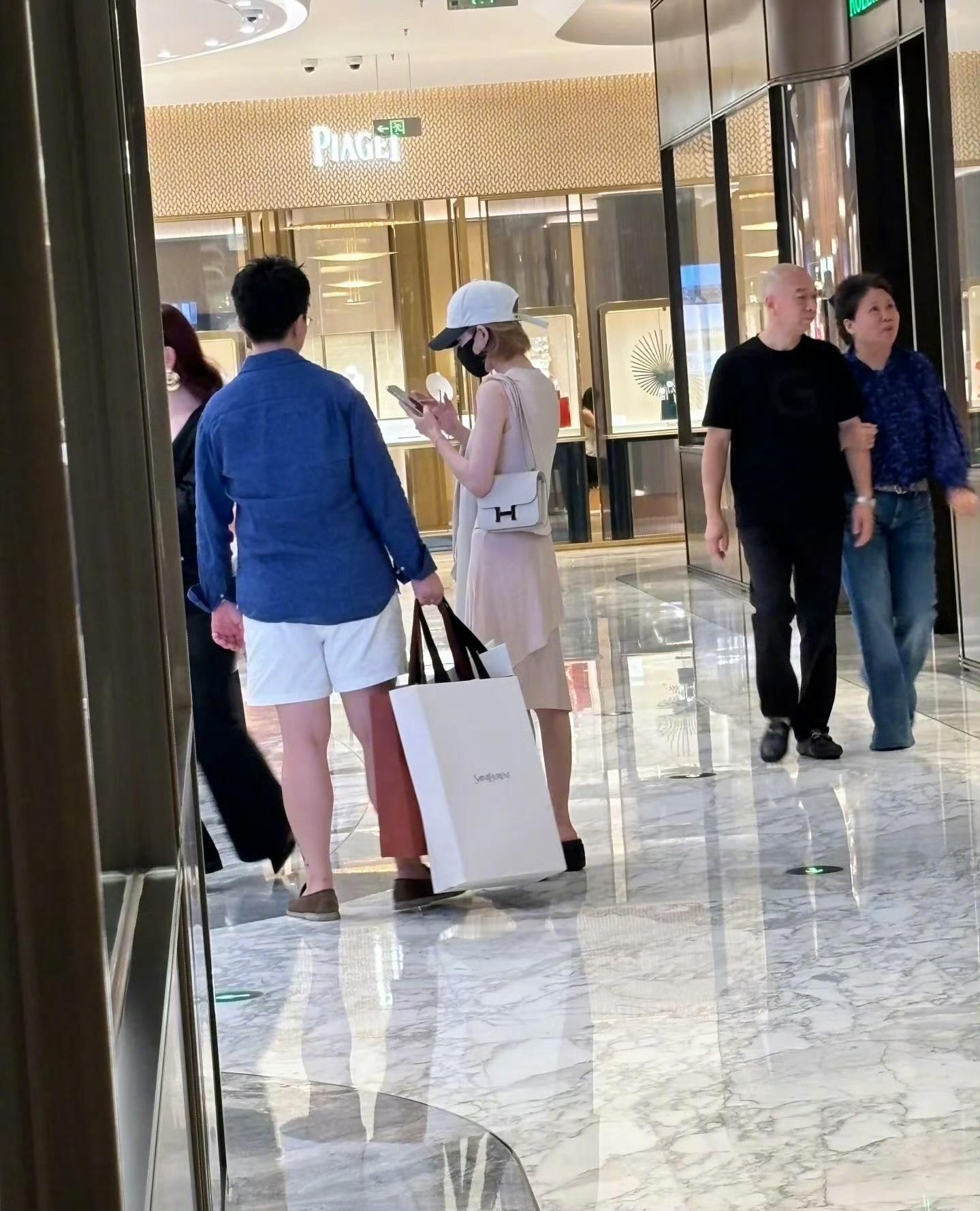偶遇赵露思商场购物好瘦好美[抓狂]网友偶遇在成都逛商场，粉色连衣裙好有气质啊[开