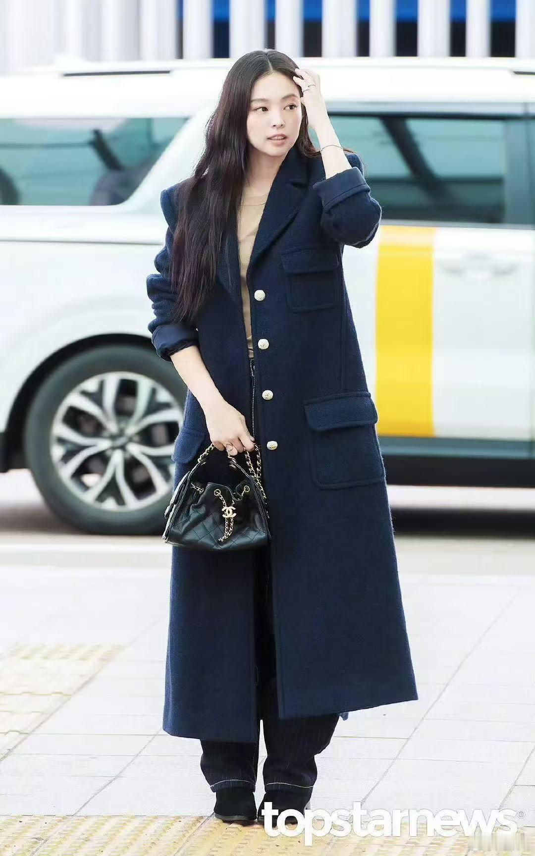jennie出发巴黎机场路透 ​​​Jennie今日出发巴黎机场生图～状态好好！