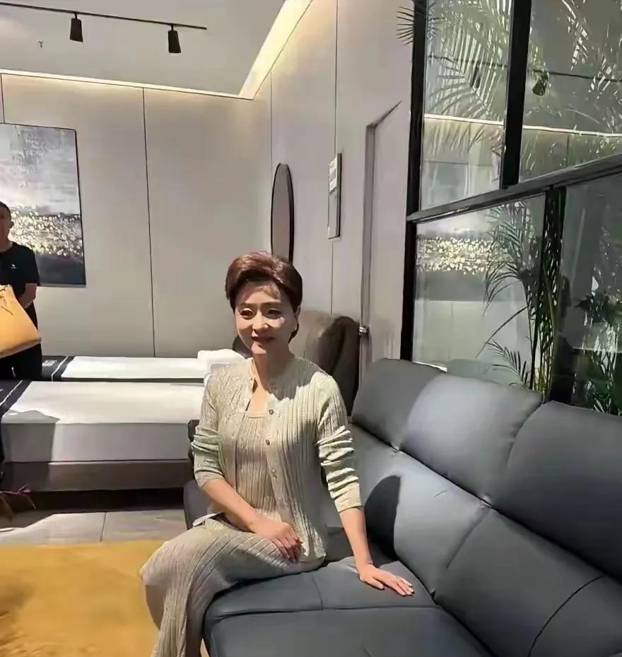 高颜值女主持人她是央视著名主持人，颜值惊艳，学识渊博于一身，现在有点岁月不饶人的