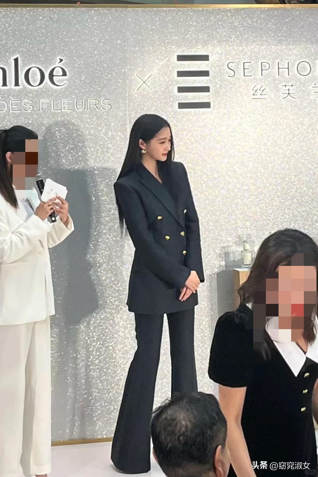 关晓彤的腿！
太权威了！
人间腿精实至名归!
她终于穿对衣服了，就这样简约干练，