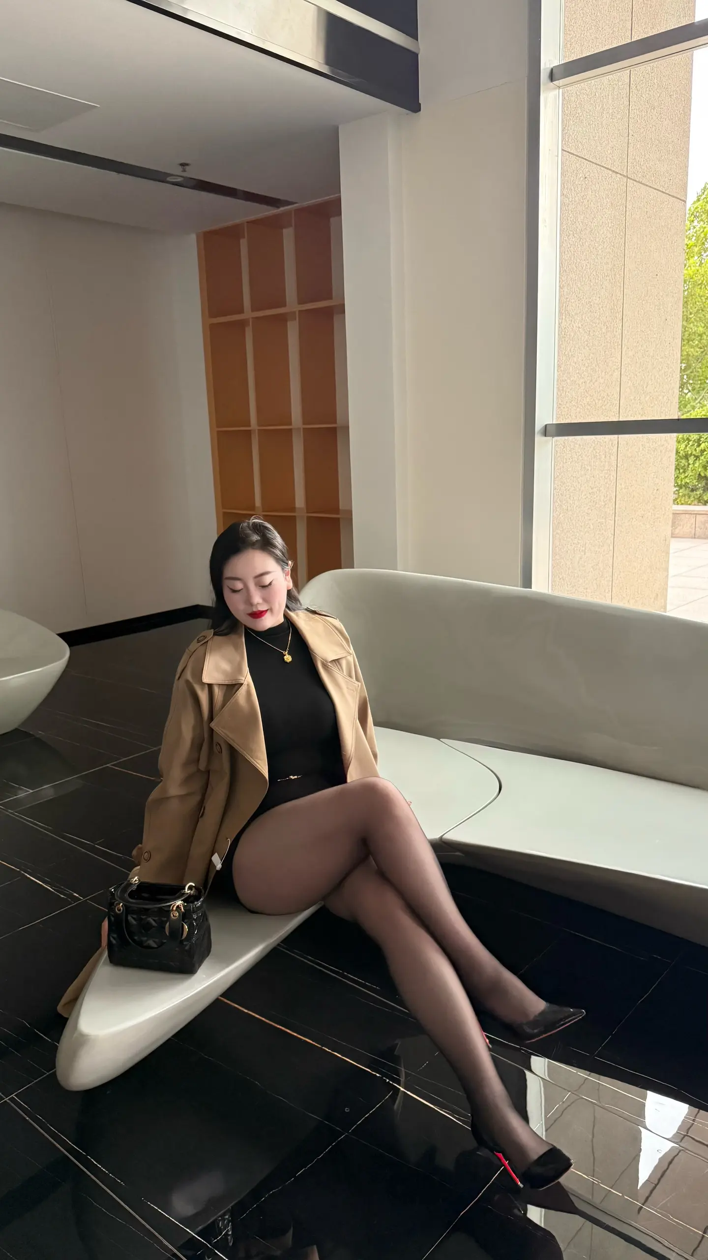 别把青春困在爱里要永远潇洒自由 没人规定一朵花必须要长成玫瑰