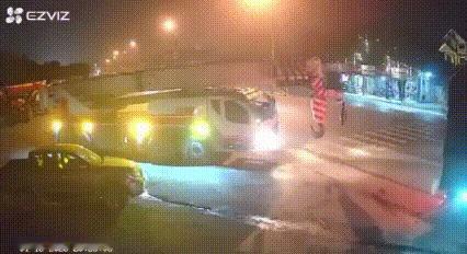 看了上周这起车祸，就是纯纯的人祸！
在闹市区2台特种车转弯，晚上本来视线就不好，