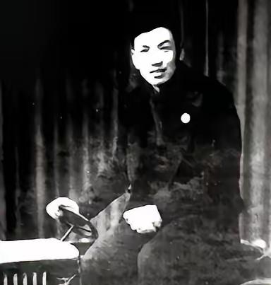 [微风]1947年，地下党员汪戈被捕，中统正要用刑，李茂堂却推门进来，先对汪戈使