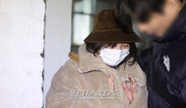 最近在报班学酿酒技术的朴娜莱，在培训班门口被记者追问时笑着回答道：“总得干点什么