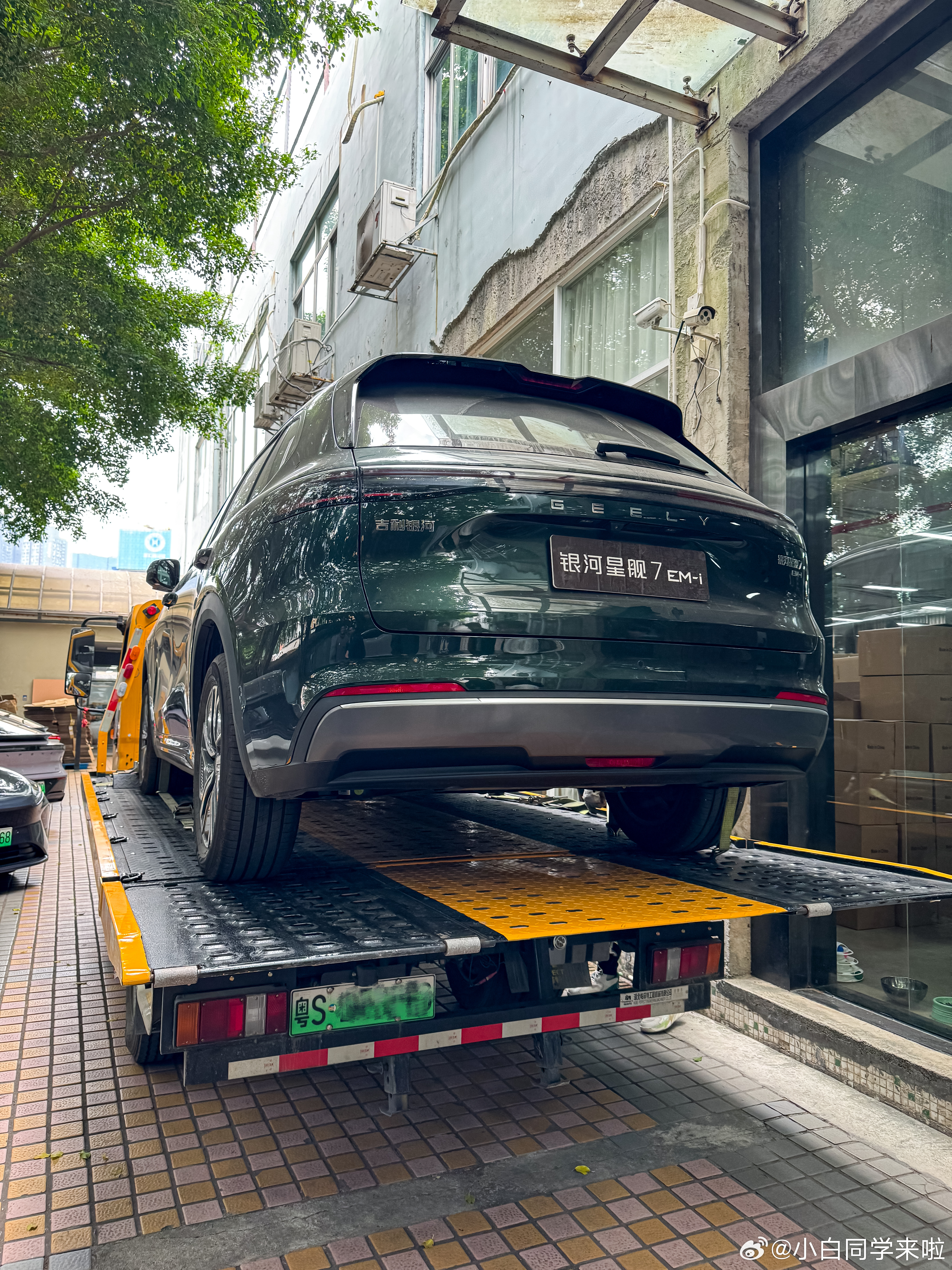 纯电动拖车还是第一次看到。问了下师傅充一次电大概能跑 200 公里，运营成本低了