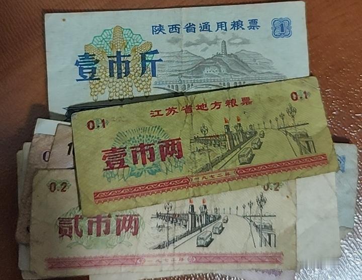 墙缝里藏着四十年的惦念——观《给阿嬷的情书》忆一袋旧粮票
 
看完《给阿嬷的情书