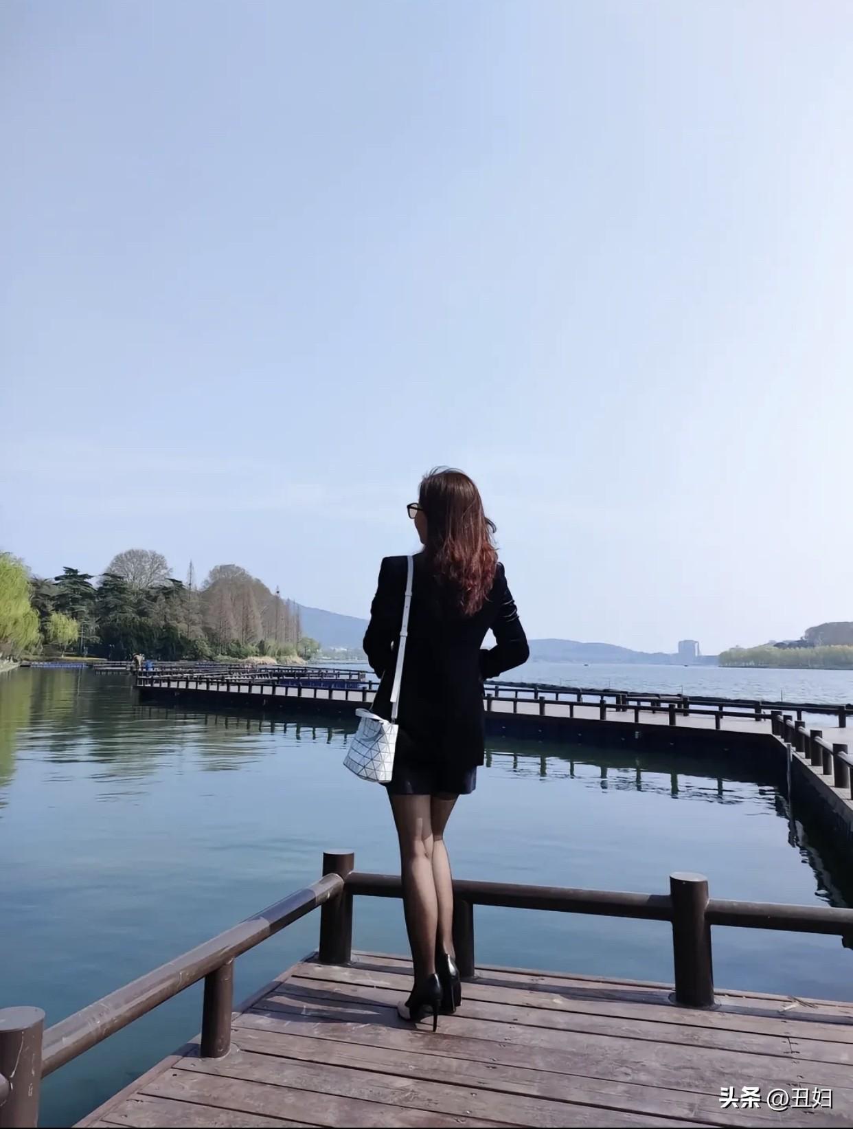 如何通过摄影表现女性的气质美在都市街头，穿黑色套装，拿咖啡和皮纹包是个好选择。手