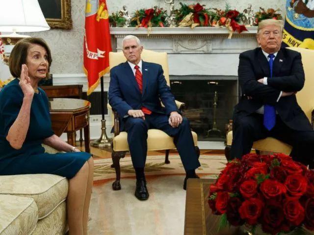 特朗普佩洛西这张照片好有意思，两人脸上明显表情不悦。佩洛西生有一儿四女，图二就是