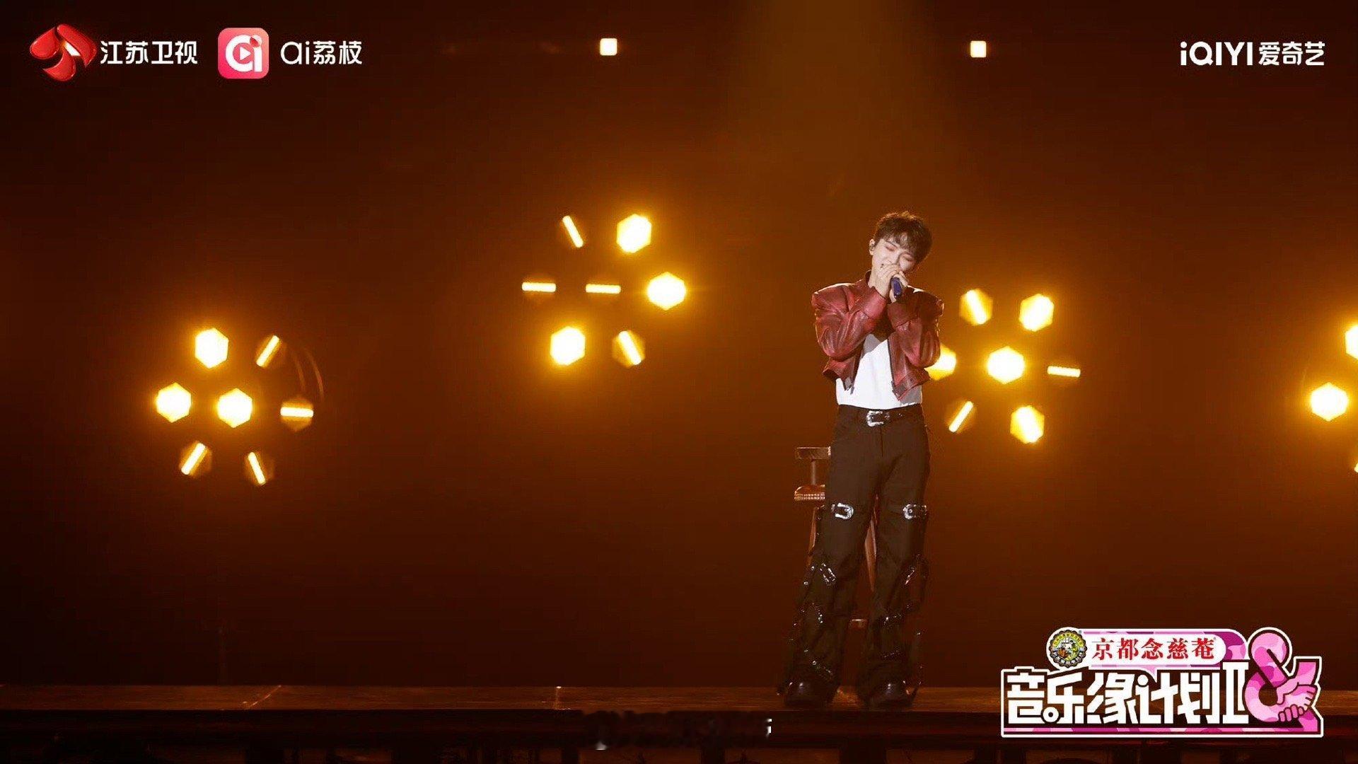 周深上一首破碎人夫下一首野猫挠人 谁懂这种极致的听觉体验！上一秒是心碎人夫的隐忍