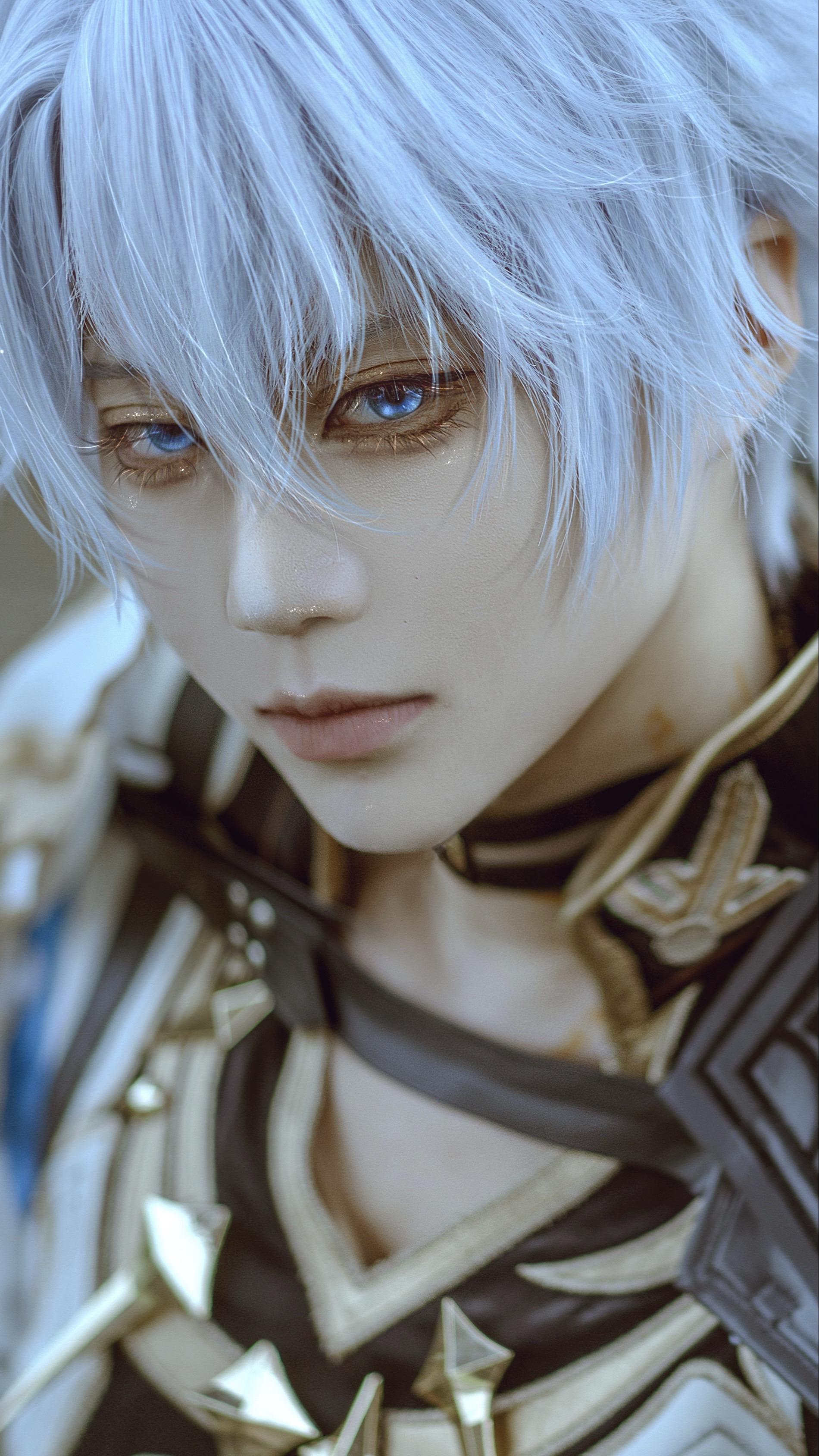 无法拒绝救世主漂亮的蓝眼睛。