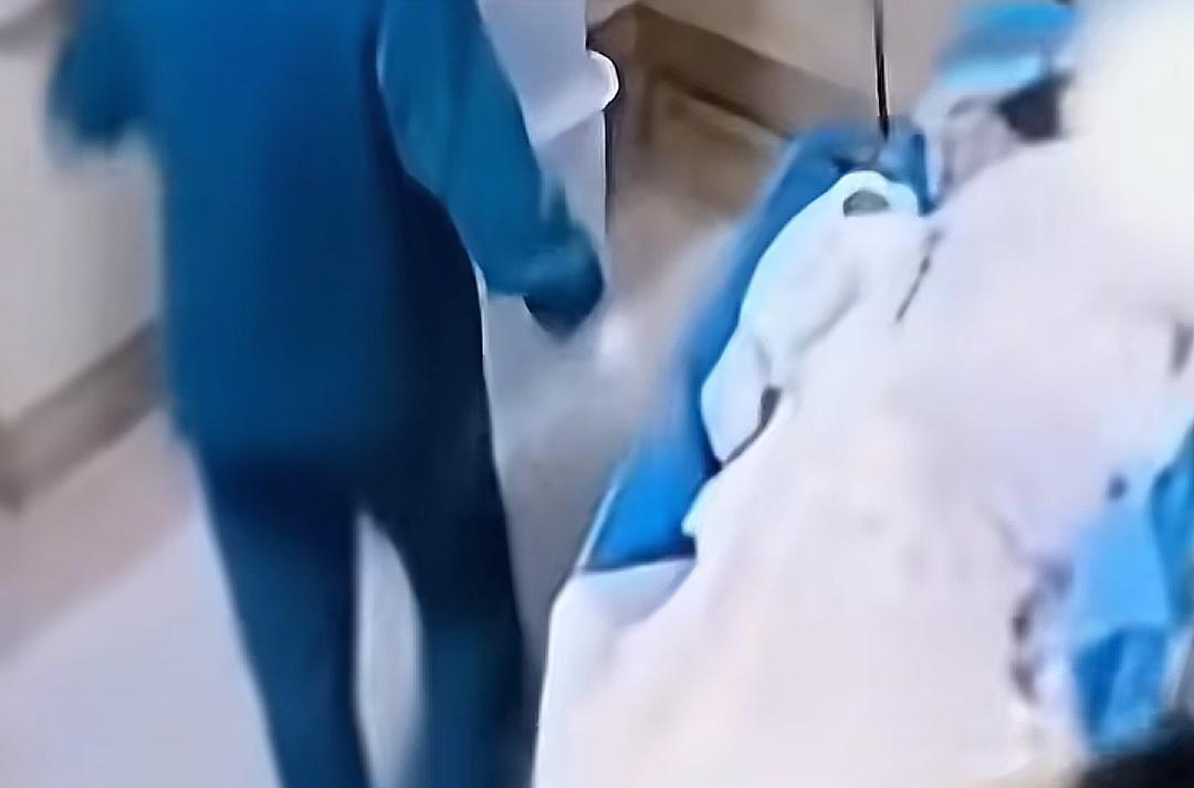 出生两小时的新生儿从推车坠落骨折，院方回应，送婴儿回病房的护工为第三方派遣人员。