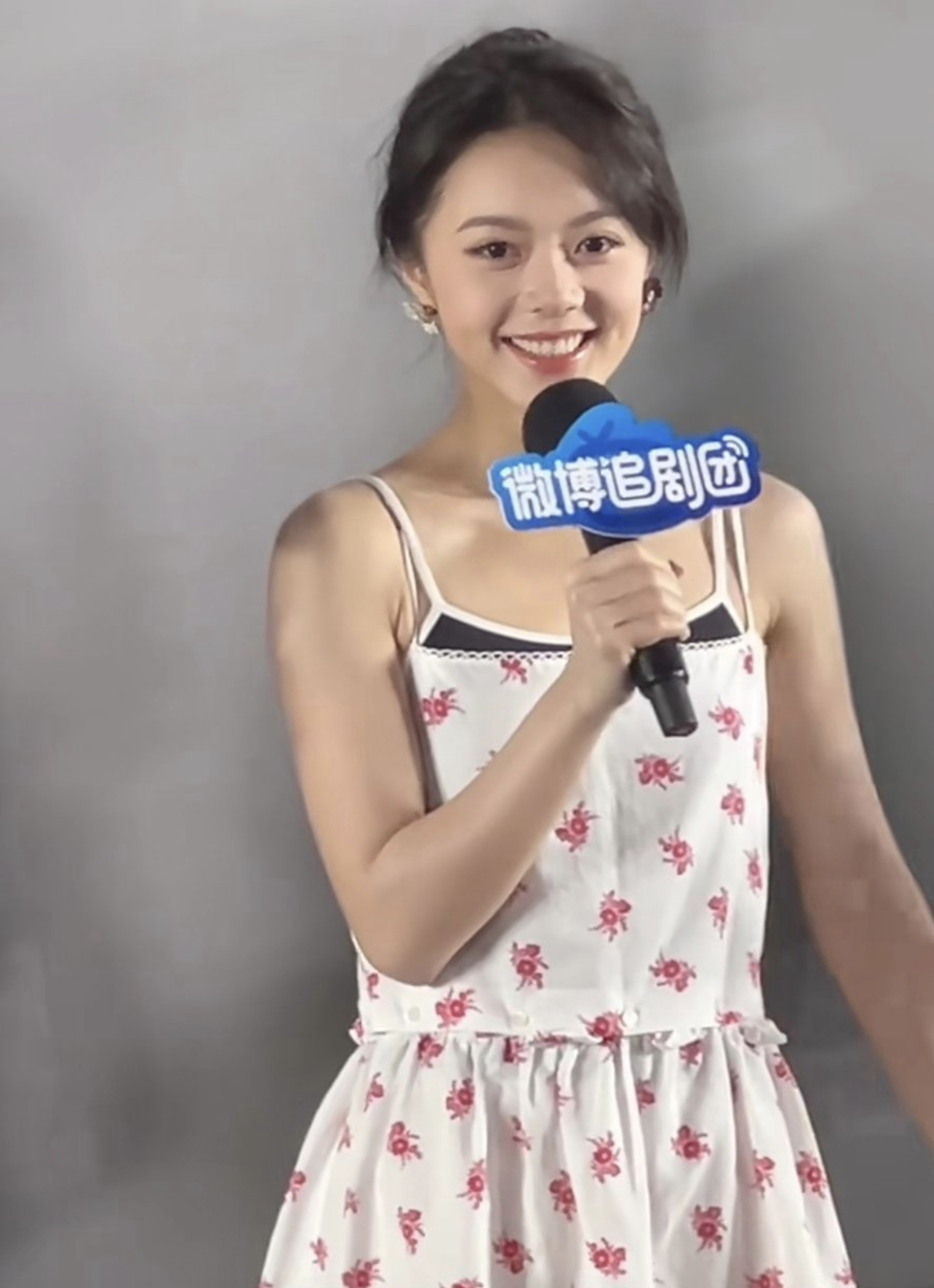 我都服了赵今麦今天搭配，碎花连衣裙，里面还漏出黑色小背心，最离谱的还有这灰色长筒