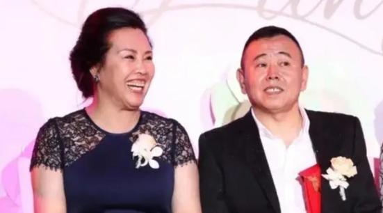 1996年，潘长江走红后，大摇大摆地跟妻子杨云提出离婚，杨云拍桌子怒怼：“当年医
