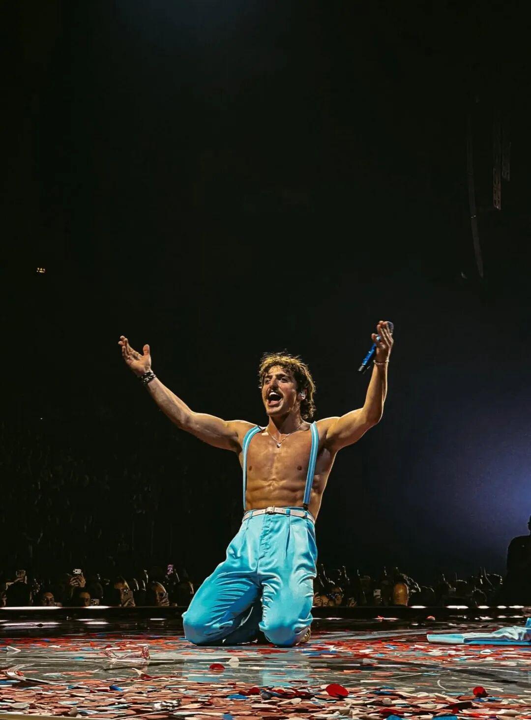 Benson Boone 最新演唱会给粉丝跪了！
感觉他的工作强度太大了，这两年