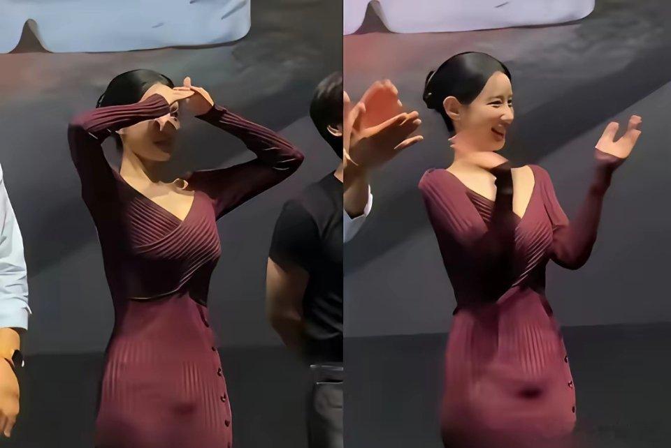 天呐！韩国女演员申知原，在新片首映见面会的现场，身着一袭酒红色紧身针织包臀长裙，