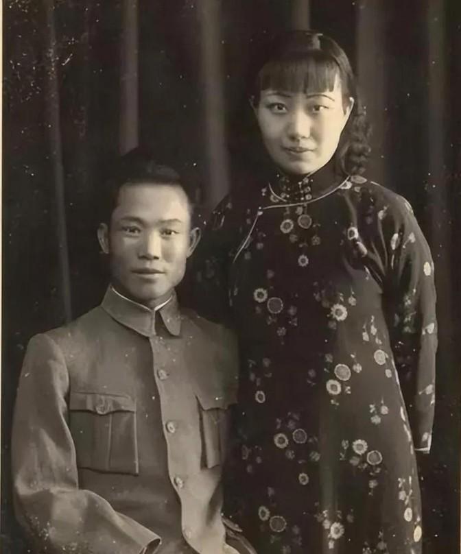 1925年，陈诚回家奔丧。7年不见的妻子，想与他同房。不料，刚到床上，就被他一脚