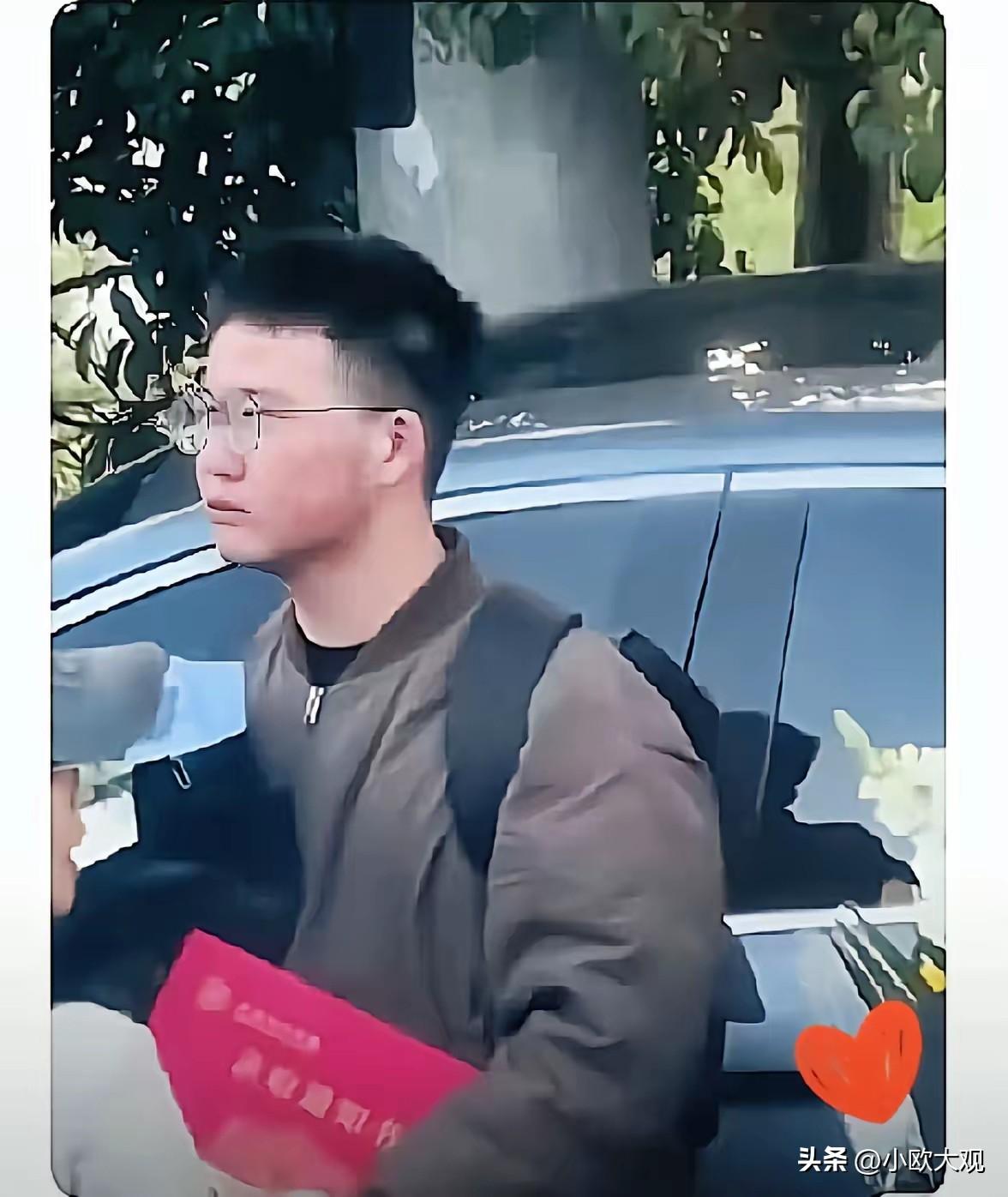 张雪峰老师走了之后，好多人都去送他，其中有个从四川凉山出来的小伙子，看着特别让人