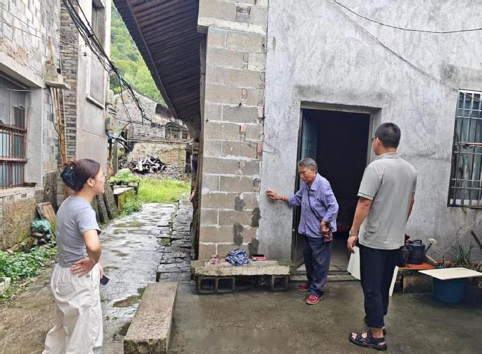 村干部上门服务暖到台州老人心坎里 “阿婆，您坐这儿，我来帮您填表。”在台州市天台