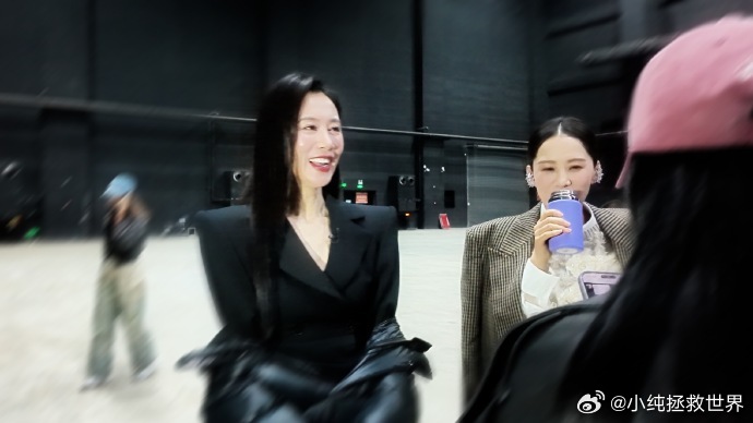 海清 我光喝汤是吧温峥嵘和海清的互动也太生活化了，普通的吃面喝汤都能这么有戏，海