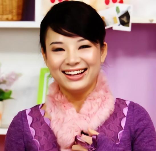 7年前，盲人女歌手刘赛不顾众人劝阻，毅然嫁给了这个身无分文的农村小伙。她甘愿拿出