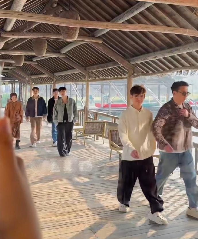 Henry回归向往的生活刘宪华Henry回归！一家六口终于同框啦，期待正片！向往