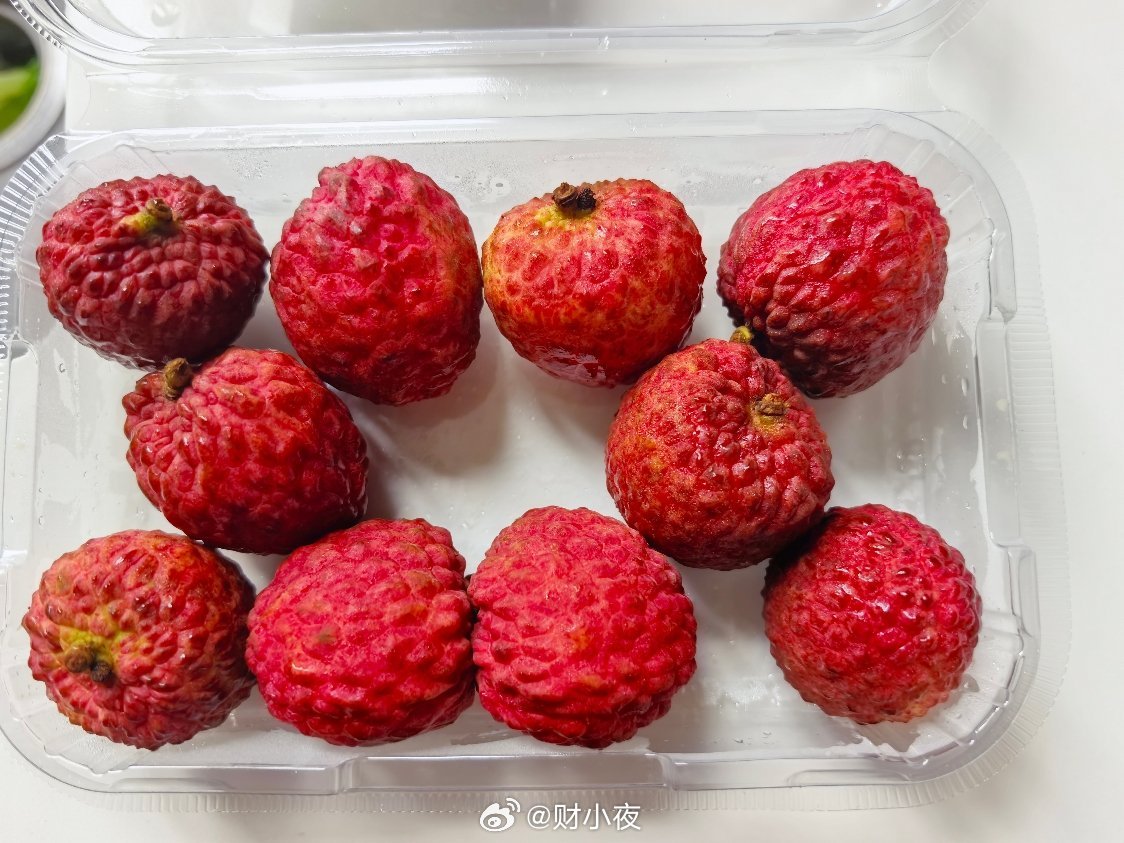 今年荔枝是真的贵。就这么10个，29.8，还是优惠完10元的价格。甜是真的很甜。