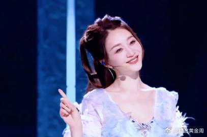 李小冉蓝色美瞳 乘风 2026 绝美造型让人目不转睛，蓝色美瞳尽显独特魅力，哪怕