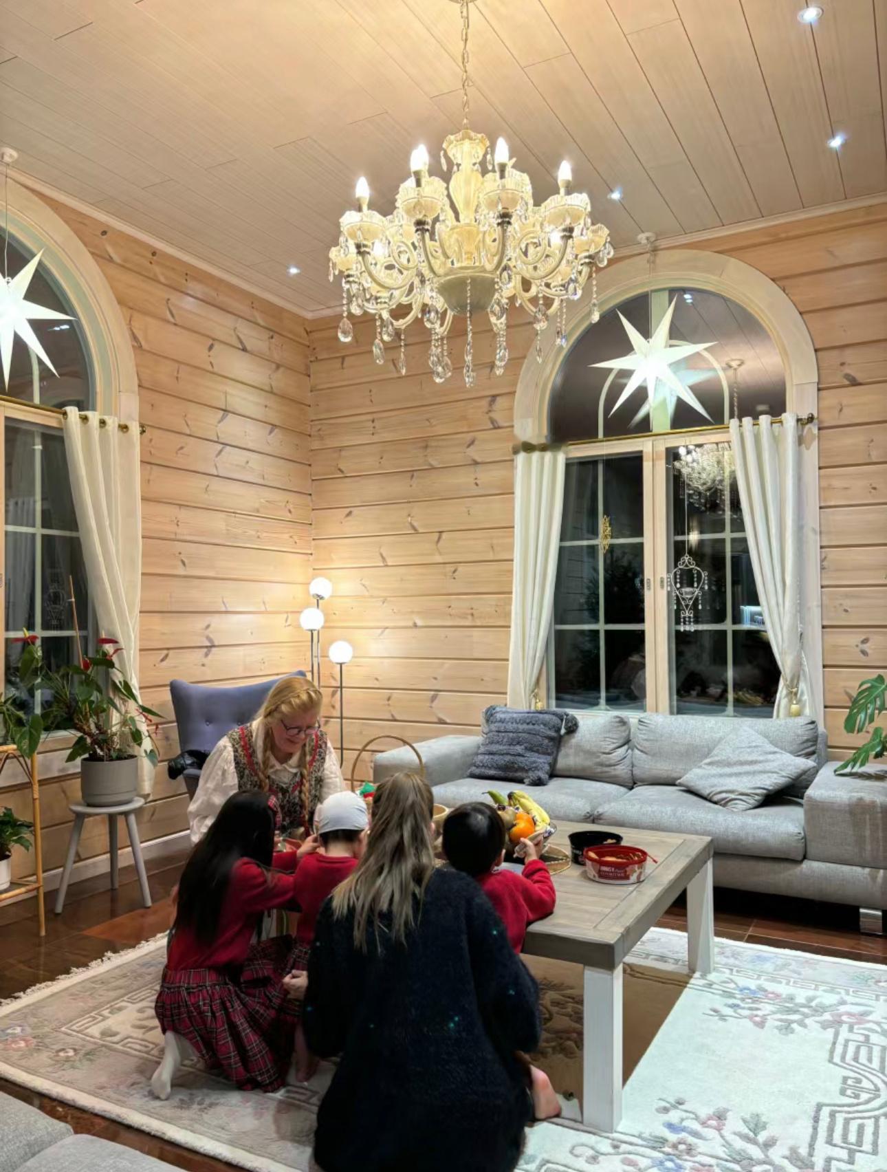 昆凌带着三个孩子在玩耍