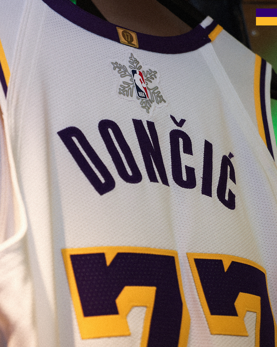 有的人在中场结束时，先强调东契奇失误多，再声明詹姆斯正负值不好看是因为帮队友补防