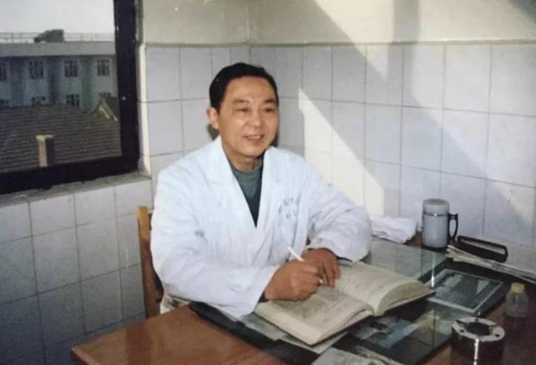 1970年，徐州一主任医生趁妻子不在家，偷偷服用了4克曼陀罗花，所有人都以为他疯