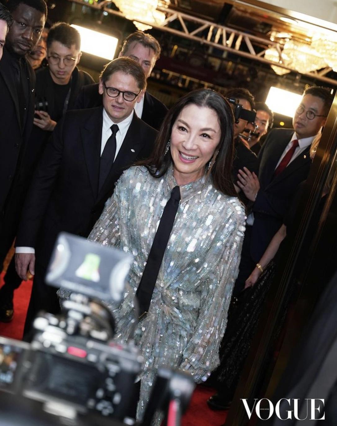 87岁富商赵世曾罕露脸，打扮时尚精致，同场小14岁男星状态胜对方
赵世曾在香港F