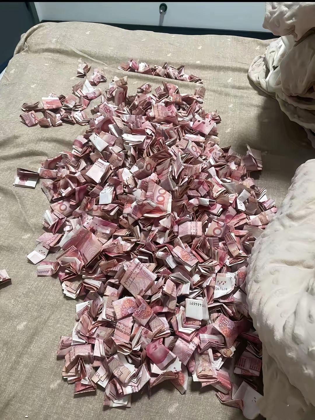 近日，安徽发生了一件让人不可思议的事。一男子的存钱罐满了，他打算把它砸了，顿时粉