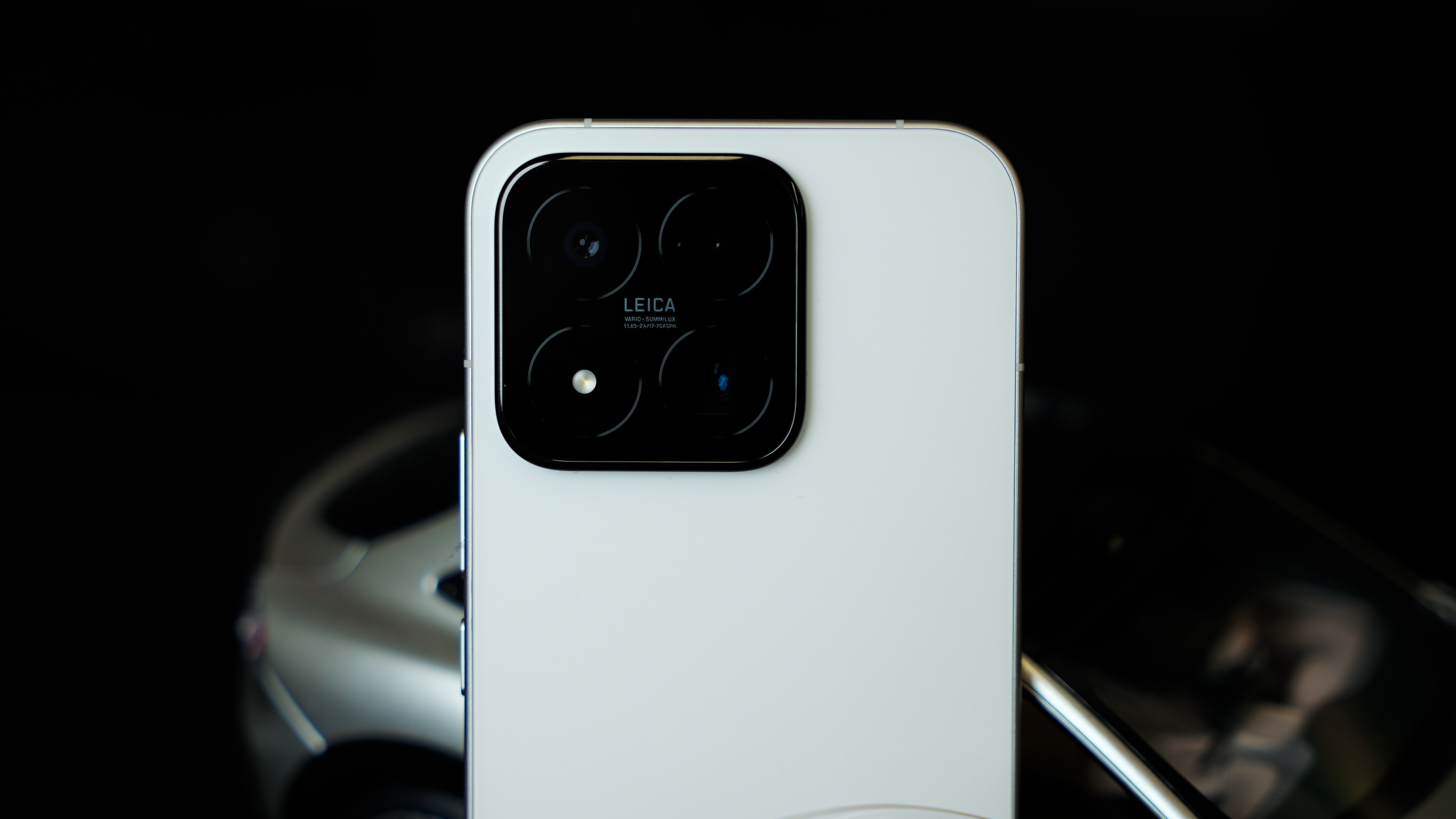 用了两天小米17 Max，给大家聊两句。先说颜值，我个人钟爱白色背板和方形相机D