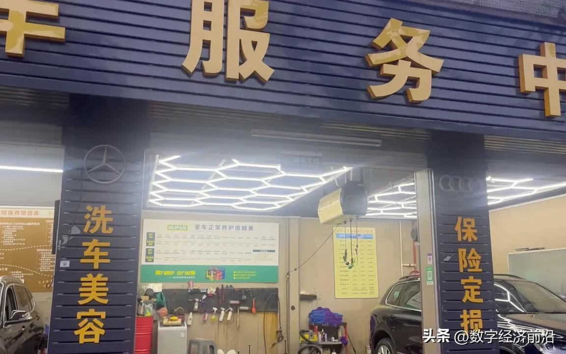 门口的汽车维修店冷清了不少。看到院子里的电车越来越多，因此想到在汹涌的反对电车的