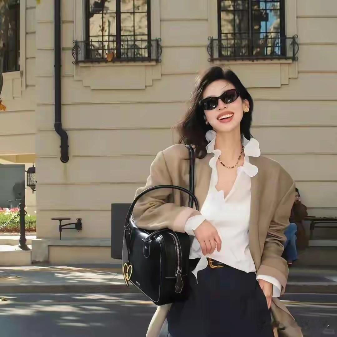 很多人不明白
为啥女人总喜欢不停买新衣服
其实外人真琢磨不透这里面的门道。

我