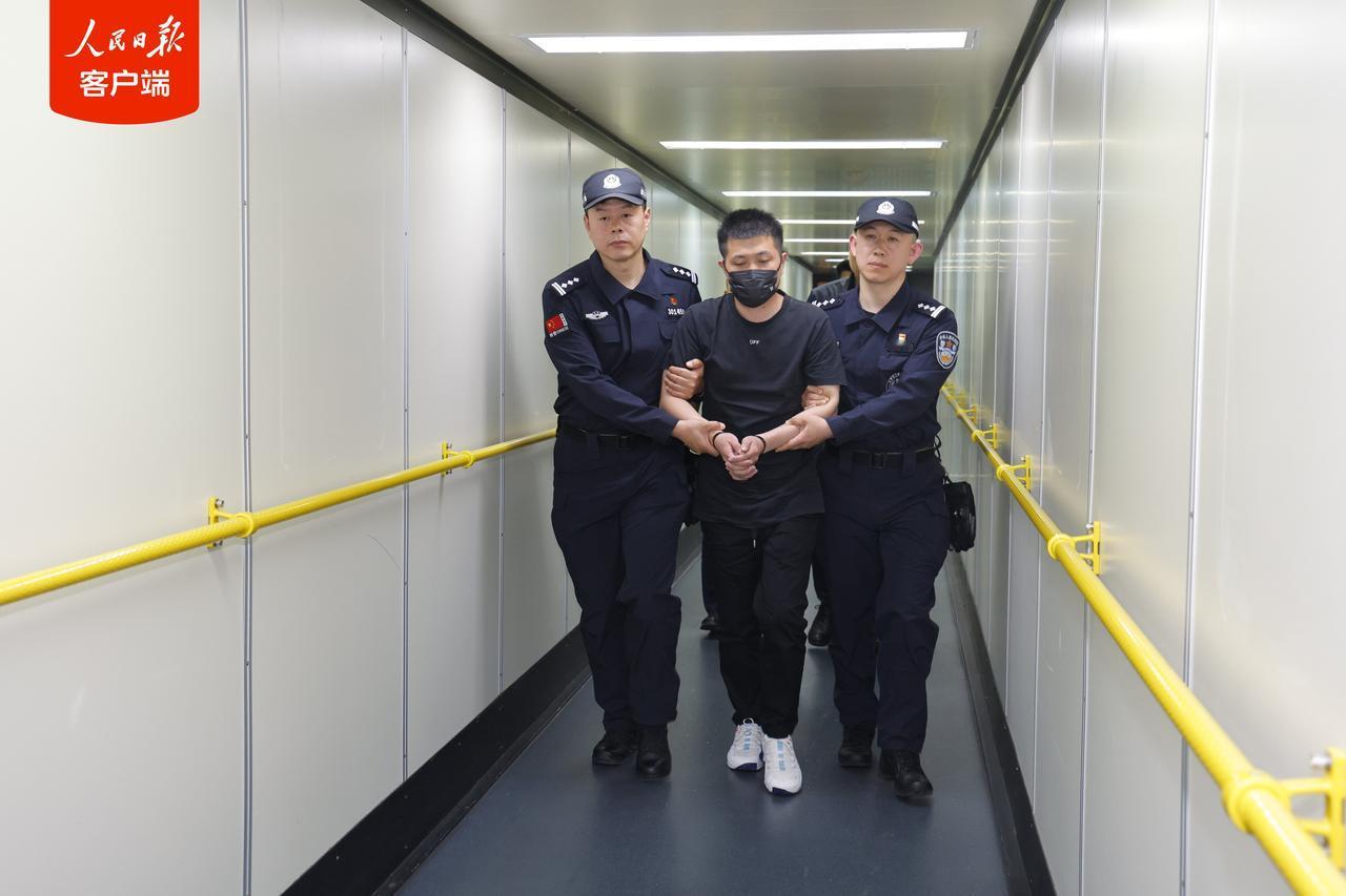 5亿跨境赌博大案主犯被引渡回国，境外不是法外天堂

4月29日，在公安部统一部署