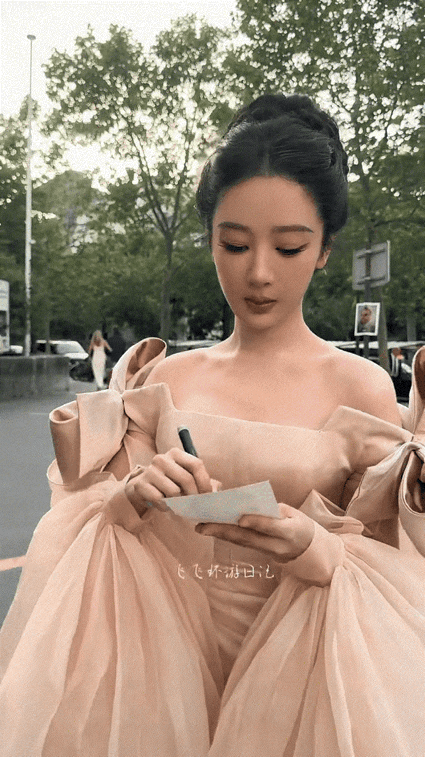 最近杨紫的动态还挺受关注，

她亮相巴黎时装周，全新的造型直接刷屏全网。

她梳