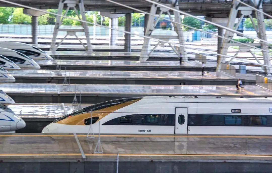 【端午假期首日 全社会跨区域人员流动量预计超2.35亿人次】记者从交通运输部获悉