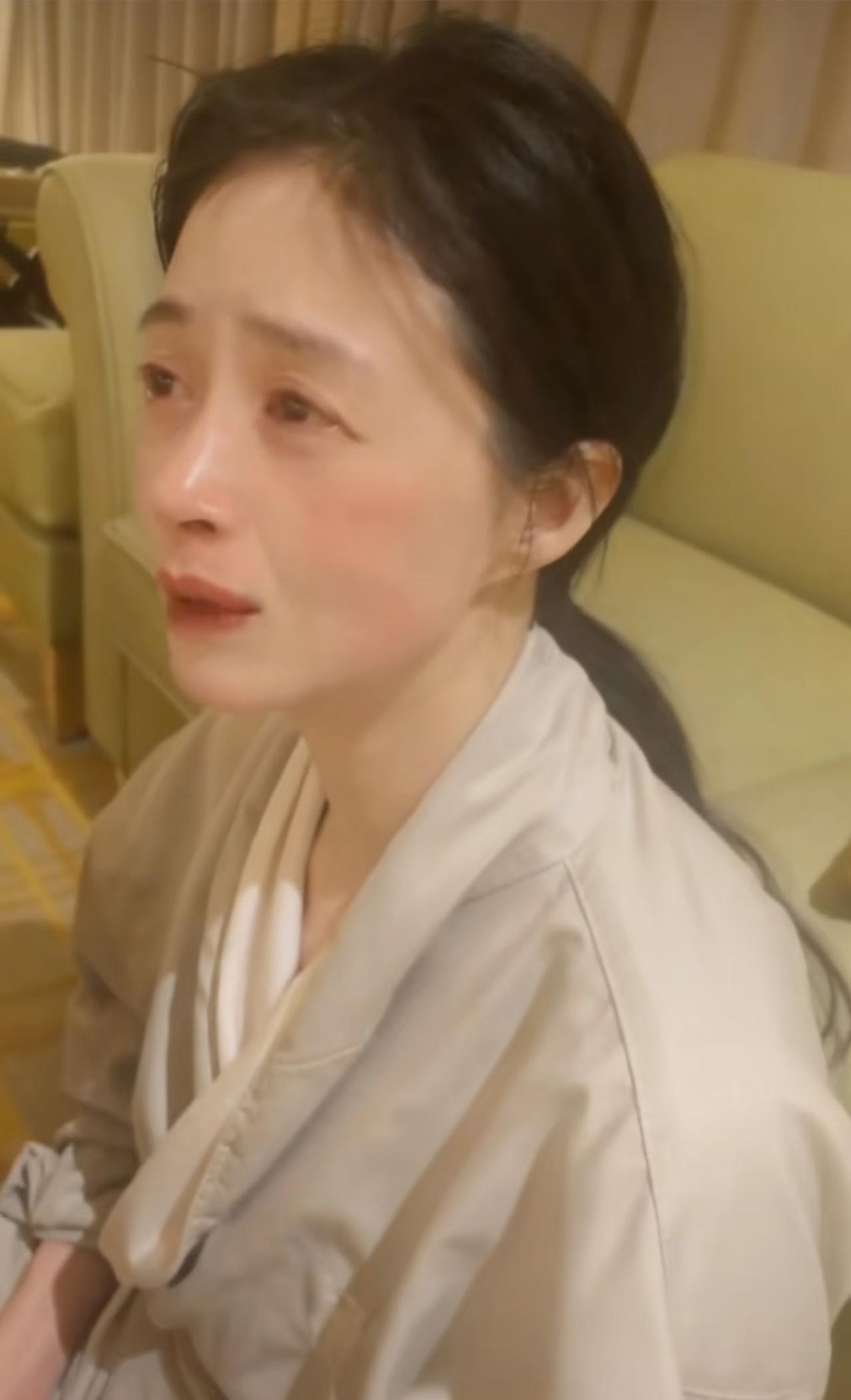 都说节食会得抑郁症
本来我还不信
但是看到42岁蒋欣深夜痛哭，由不得我不信了，一