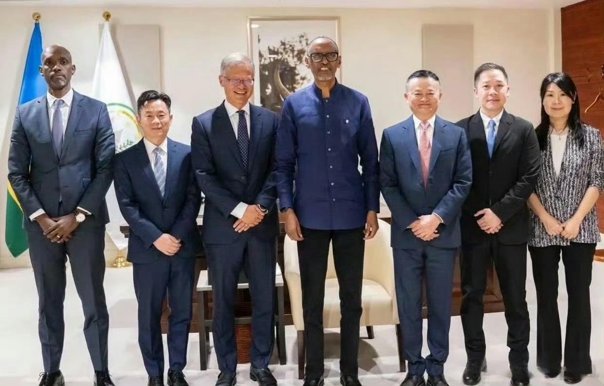 马云近况再次曝光，很多网友有共同感觉：马云胖了！
他在杭州会见国际友人，西装革履