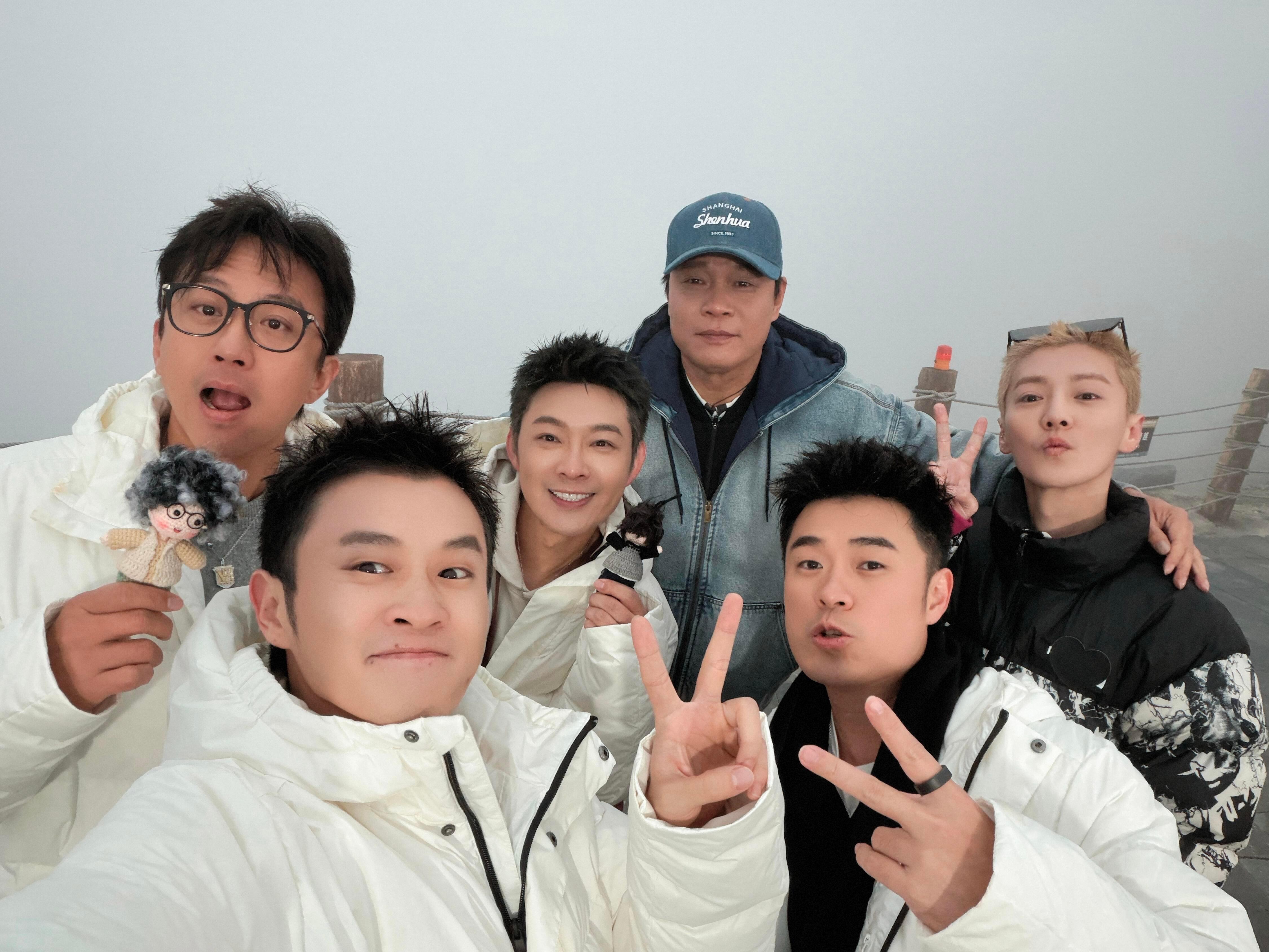 鹿晗不做发型了 每一张合照里都在认真嘟嘴的鹿晗太可爱了咱现在这短发下水做不做发型
